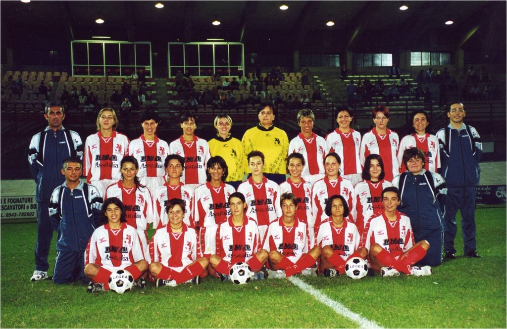 Anno 2000: Presentazione.  La squadra, che nasce dalle ceneri dell'Endas Forlimpopoli, viene presentata allo stadio Morgagni di Forlì nel 2000.